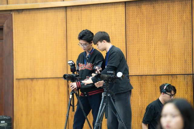 NHỮNG NGƯỜI THẦM LẶNG ĐỨNG SAU &Aacute;NH Đ&Egrave;N, TẠO N&Ecirc;N MR & MISS B&Aacute;CH KHOA 2025 - Ảnh 3.