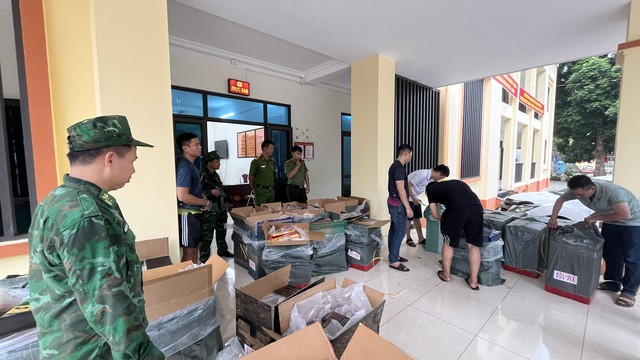 Lào Cai: Bắt giữ vụ vận chuyển hàng lậu số lượng đặc biệt lớn từ nội địa lên biên giới - Ảnh 1.