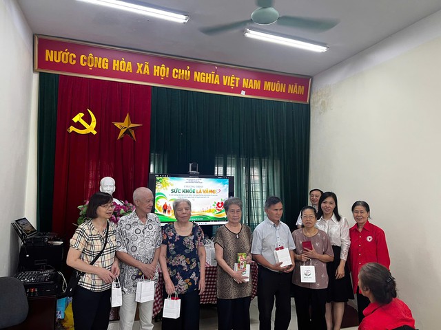 Ấm áp chương trình “Sức khỏe là vàng” chăm lo cho người cao tuổi khiếm thị - Ảnh 2.