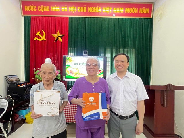 Ấm áp chương trình “Sức khỏe là vàng” chăm lo cho người cao tuổi khiếm thị - Ảnh 1.