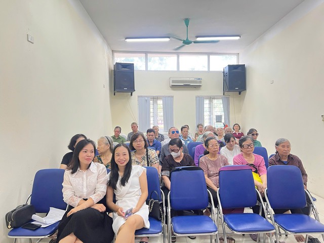 Ấm áp chương trình “Sức khỏe là vàng” chăm lo cho người cao tuổi khiếm thị - Ảnh 5.