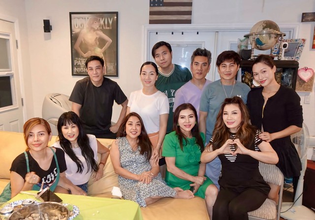 Nữ ca sĩ lấy chồng hai người Mỹ, n&oacute;i trong nước mắt - Ảnh 1.