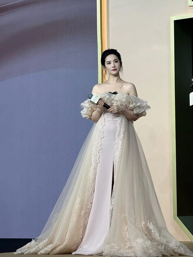 Cam thường lạ lùng của Lưu Diệc Phi- Ảnh 1.