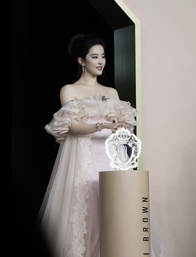 Cam thường lạ lùng của Lưu Diệc Phi- Ảnh 2.