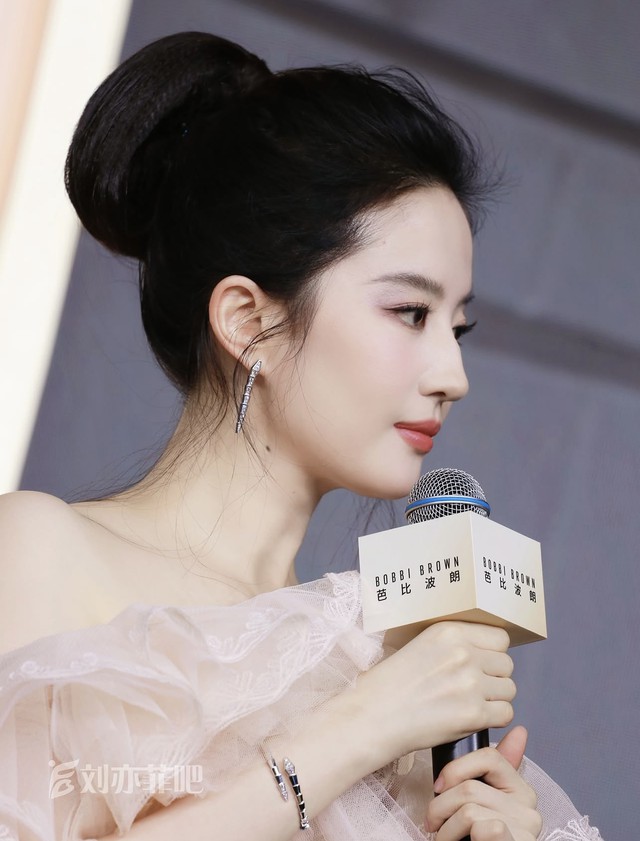Cam thường lạ lùng của Lưu Diệc Phi- Ảnh 6.