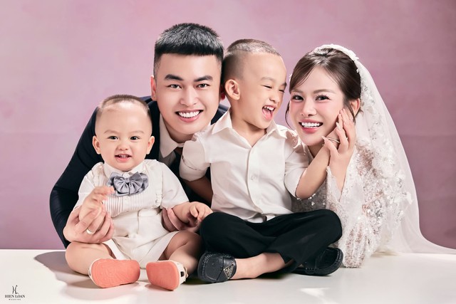 Cuộc h&ocirc;n nh&acirc;n "cồng kềnh" của cặp vợ chồng 5 triệu follow, c&ocirc; vợ th&uacute; nhận: "L&agrave;m nghề tr&ecirc;n MXH th&igrave; l&agrave;m sao giấu được m&atilde;i"- Ảnh 2.