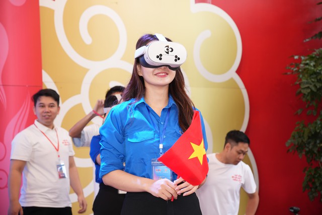 Chương trình "Trở về thời khắc thiêng liêng" hút hơn 3000 người tham dự - Ảnh 1.