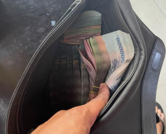 Mẹ chồng vừa bước v&agrave;o nh&agrave; đ&atilde; đặt t&uacute;i tiền nặng trĩu xuống, tuy&ecirc;n bố một c&acirc;u chấn động khiến vợ chồng t&ocirc;i b&agrave;ng ho&agrave;ng nh&igrave;n nhau - Ảnh 1.