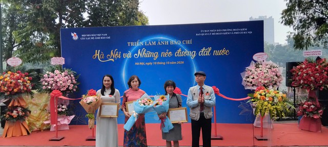 Trao giải cuộc thi và khai mạc triển lãm ảnh báo chí “Hà Nội và những nẻo đường đất nước” - Ảnh 8.