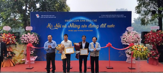 Trao giải cuộc thi và khai mạc triển lãm ảnh báo chí “Hà Nội và những nẻo đường đất nước” - Ảnh 7.