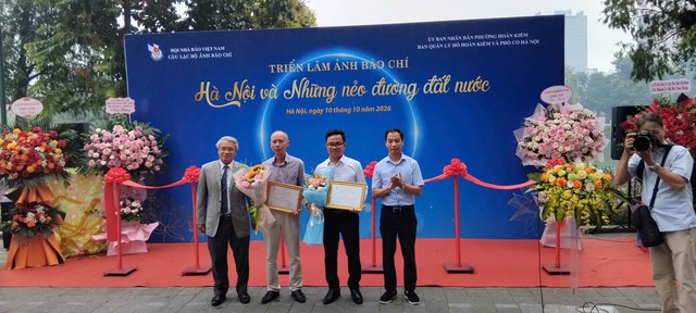 Trao giải cuộc thi và khai mạc triển lãm ảnh báo chí “Hà Nội và những nẻo đường đất nước” - Ảnh 6.