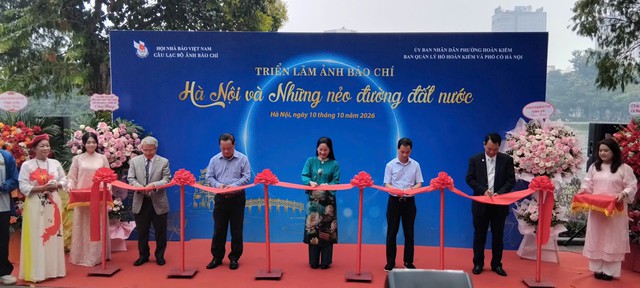 Trao giải cuộc thi và khai mạc triển lãm ảnh báo chí “Hà Nội và những nẻo đường đất nước” - Ảnh 3.