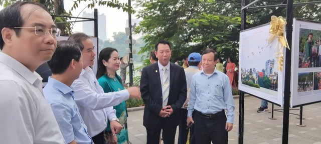 Trao giải cuộc thi và khai mạc triển lãm ảnh báo chí “Hà Nội và những nẻo đường đất nước” - Ảnh 4.