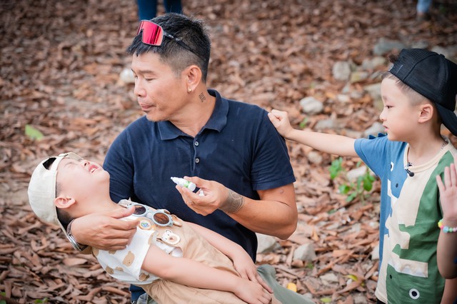 Tập 7 Bố Ơi: Mưa gió quật đổ sân khấu, người dân vẫn nán lại hỗ trợ ghi hình- Ảnh 7.