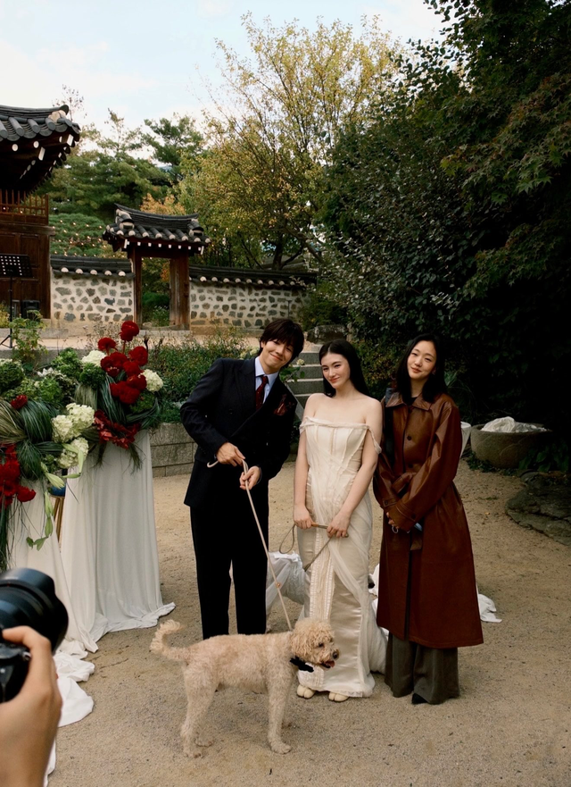Mỹ nhân Quân Vương Bất Diệt bí mật cưới chả ai biết, nhờ Kim Go Eun tiết lộ mới thấy hôn lễ toàn sao- Ảnh 6.