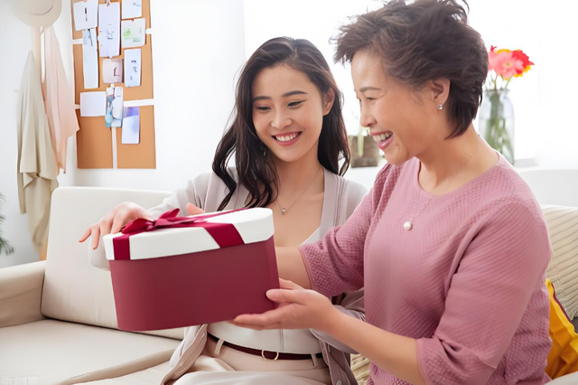 Con d&acirc;u bỏ tiền triệu mua &aacute;o biếu mẹ chồng, v&agrave;i ng&agrave;y sau chết lặng khi thấy chiếc &aacute;o được mặc tr&ecirc;n người b&aacute;c h&agrave;ng x&oacute;m- Ảnh 1.