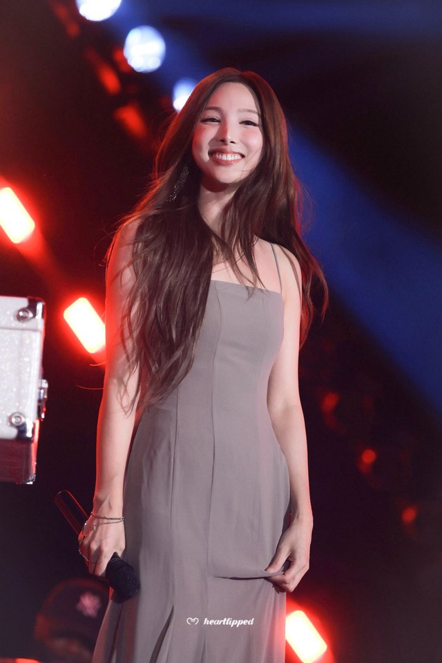 Thấy t&igrave;nh cũ Selena Gomez tương t&aacute;c ngọt lịm b&ecirc;n đại mỹ nh&acirc;n, cả c&otilde;i mạng r&eacute;o gọi: "L&agrave;m ơn đưa Selena đến đ&acirc;y!"- Ảnh 4.