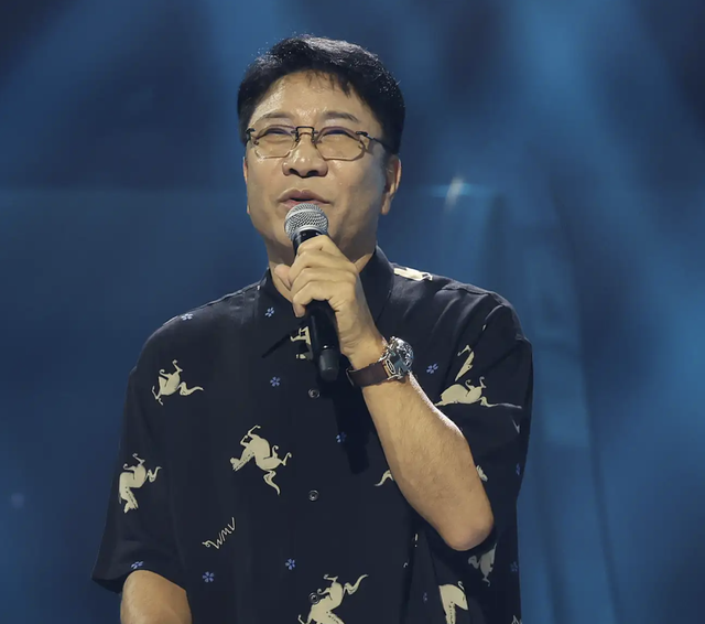 Cụ ông 74 tuổi làm chao đảo showbiz Hàn Quốc - Ảnh 1.