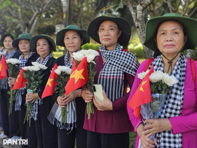 Th&agrave;nh phố Hồ Ch&iacute; Minh: H&agrave;ng ngh&igrave;n người d&acirc;n nghẹn ng&agrave;o tiễn đưa 731 h&agrave;i cốt liệt sĩ Mậu Th&acirc;n 1968 về nơi an nghỉ cuối c&ugrave;ng - Ảnh 1.