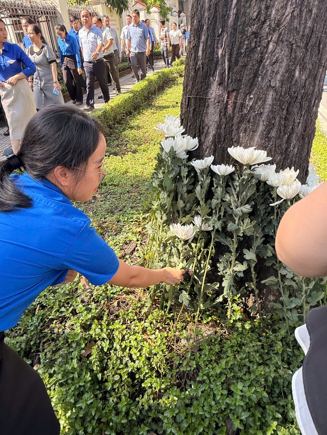 Th&agrave;nh phố Hồ Ch&iacute; Minh: H&agrave;ng ngh&igrave;n người d&acirc;n nghẹn ng&agrave;o tiễn đưa 731 h&agrave;i cốt liệt sĩ Mậu Th&acirc;n 1968 về nơi an nghỉ cuối c&ugrave;ng - Ảnh 5.