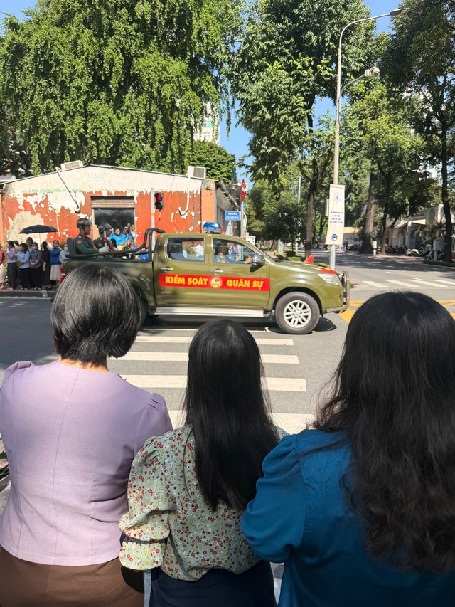 Th&agrave;nh phố Hồ Ch&iacute; Minh: H&agrave;ng ngh&igrave;n người d&acirc;n nghẹn ng&agrave;o tiễn đưa 731 h&agrave;i cốt liệt sĩ Mậu Th&acirc;n 1968 về nơi an nghỉ cuối c&ugrave;ng - Ảnh 2.