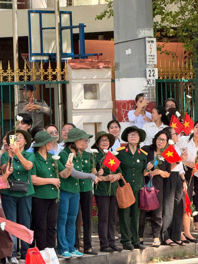 Th&agrave;nh phố Hồ Ch&iacute; Minh: H&agrave;ng ngh&igrave;n người d&acirc;n nghẹn ng&agrave;o tiễn đưa 731 h&agrave;i cốt liệt sĩ Mậu Th&acirc;n 1968 về nơi an nghỉ cuối c&ugrave;ng - Ảnh 4.
