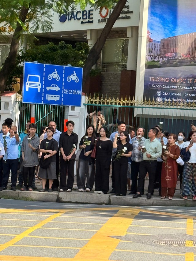 Th&agrave;nh phố Hồ Ch&iacute; Minh: H&agrave;ng ngh&igrave;n người d&acirc;n nghẹn ng&agrave;o tiễn đưa 731 h&agrave;i cốt liệt sĩ Mậu Th&acirc;n 1968 về nơi an nghỉ cuối c&ugrave;ng - Ảnh 3.