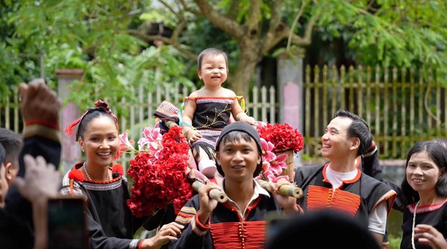 Con g&aacute;i Hoa hậu H&rsquo;Hen Ni&ecirc; cột t&oacute;c l&agrave;m điệu, biểu cảm cưng xỉu đốn tim d&acirc;n mạng - Ảnh 8.