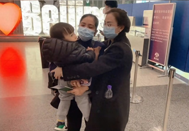Cô gái Việt yêu chàng shipper nghèo, ai ngờ cưới xong lại được mẹ chồng tặng cả gia tài, sở hữu ông chồng có 1-0-2- Ảnh 2.