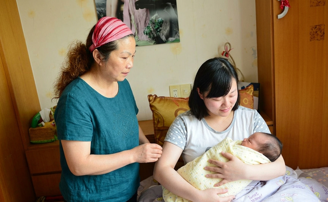 Lên thành phố chăm con dâu ở cữ, tôi ngỡ được gần cháu nội, nào ngờ uất ức đến mức muốn bỏ về quê ngay- Ảnh 1.