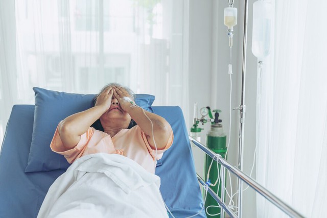 Ngày con dâu sinh cháu, tôi mặc kệ vì nghĩ “con mình thì tự lo”, đến lúc tôi ốm, nó cũng làm đúng như vậy- Ảnh 1.