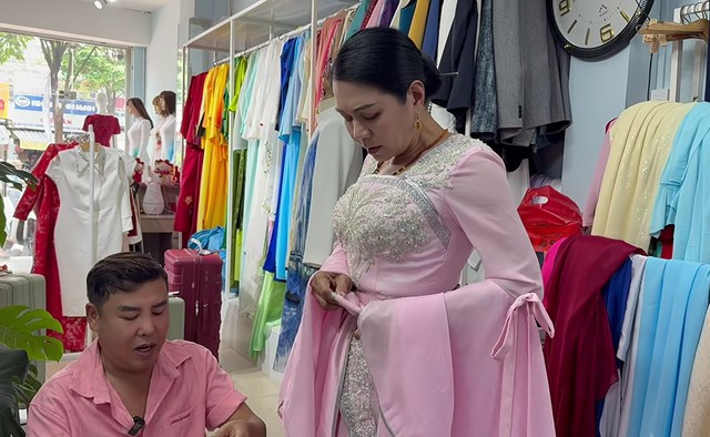 Nữ NSƯT 56 tuổi đang ngồi m&aacute;y bay bị hỏi thẳng: "Lại về Việt Nam nữa hả?" - Ảnh 2.