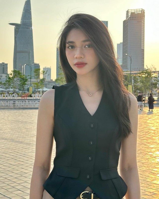 Mỹ nh&acirc;n phim trăm tỷ ngồi ăn cũng được khen đẹp từ mặt đến tay- Ảnh 8.