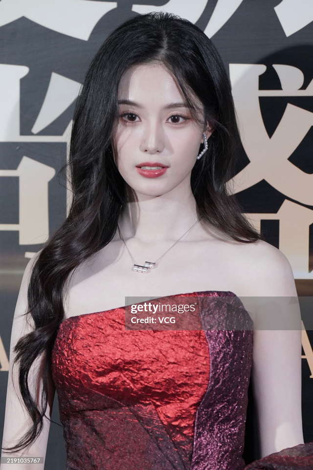 Nàng thơ bí mật sinh con cho chủ tịch showbiz lộ diện khoe dáng "như chưa từng có cuộc đi đẻ!"- Ảnh 4.