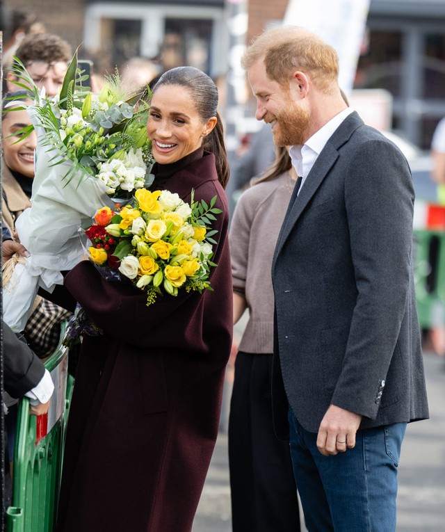 Harry muốn tiếp tục phục vụ cộng đồng tại Anh, Meghan lại ưu ti&ecirc;n gia đ&igrave;nh v&agrave; sự nghiệp ri&ecirc;ng: Nh&agrave; Sussex đang t&iacute;nh điều g&igrave;?- Ảnh 2.
