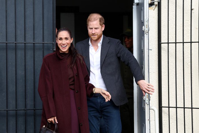Harry muốn tiếp tục phục vụ cộng đồng tại Anh, Meghan lại ưu ti&ecirc;n gia đ&igrave;nh v&agrave; sự nghiệp ri&ecirc;ng: Nh&agrave; Sussex đang t&iacute;nh điều g&igrave;?- Ảnh 3.