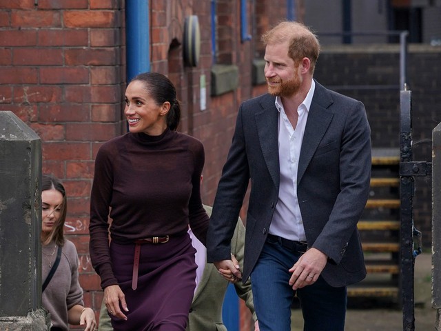 Harry muốn tiếp tục phục vụ cộng đồng tại Anh, Meghan lại ưu ti&ecirc;n gia đ&igrave;nh v&agrave; sự nghiệp ri&ecirc;ng: Nh&agrave; Sussex đang t&iacute;nh điều g&igrave;?- Ảnh 1.