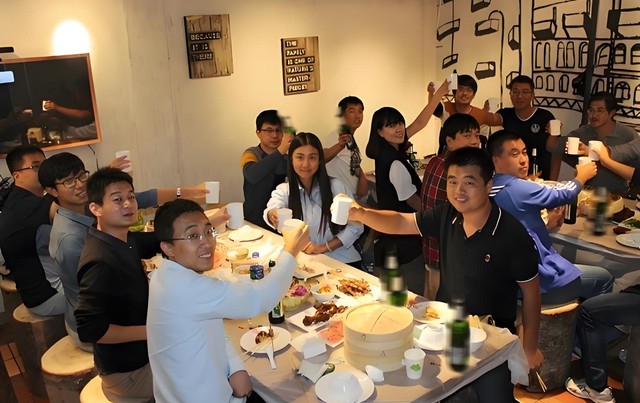 Vì sao bạn học cũ sau 10 năm gặp lại bỗng chẳng còn gì để nói với nhau? - Ảnh 1.