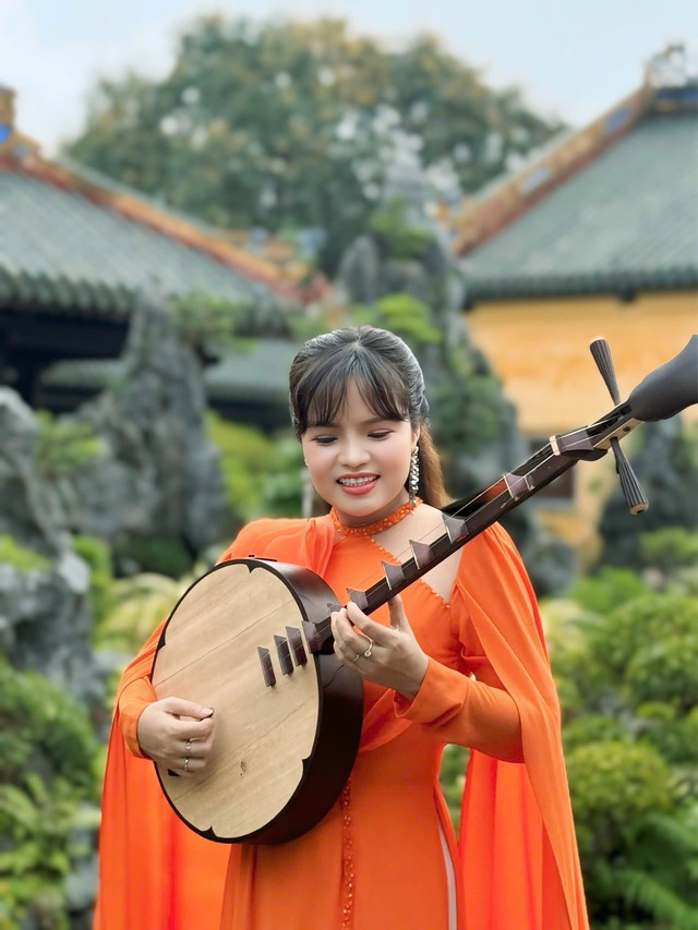 Mai Chung đưa loạt danh thắng cố đô Huế vào MV mới, ca khúc mất 3 năm “thai nghén” - Ảnh 1.