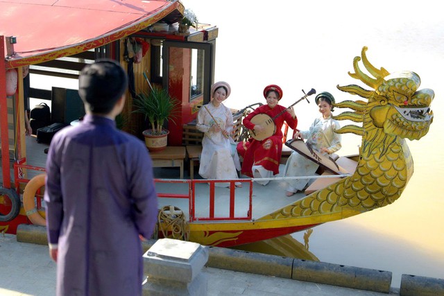 Mai Chung đưa loạt danh thắng cố đô Huế vào MV mới, ca khúc mất 3 năm “thai nghén” - Ảnh 5.