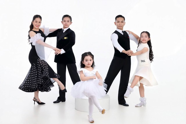 Hai nàng công chúa nhà Khánh Thi - Phan Hiển: Chị dịu dàng, em lém lỉnh- Ảnh 6.