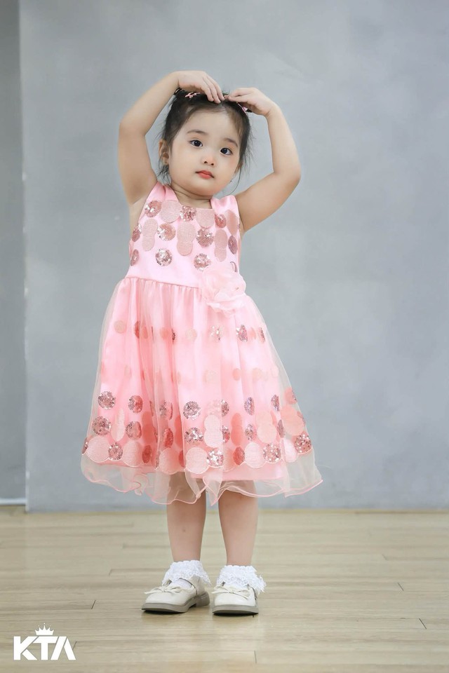 Hai nàng công chúa nhà Khánh Thi - Phan Hiển: Chị dịu dàng, em lém lỉnh- Ảnh 5.
