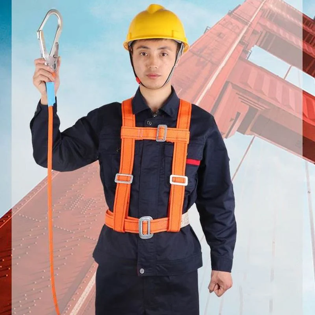 Lao động trẻ lần đầu làm việc trên cao: Ba thứ phải có trước khi leo giàn giáo - Ảnh 1.