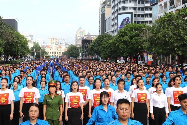 Thanh niên Thành phố Hồ Chí Minh xác lập kỷ lục Việt Nam với màn đồng ca “Lên Đàng” của 3.070 người - Ảnh 2.