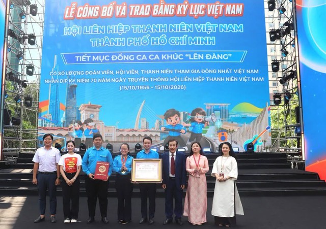 Thanh niên Thành phố Hồ Chí Minh xác lập kỷ lục Việt Nam với màn đồng ca “Lên Đàng” của 3.070 người - Ảnh 1.