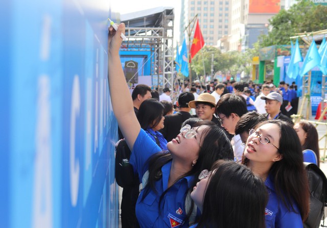 Thanh niên Thành phố Hồ Chí Minh xác lập kỷ lục Việt Nam với màn đồng ca “Lên Đàng” của 3.070 người - Ảnh 5.