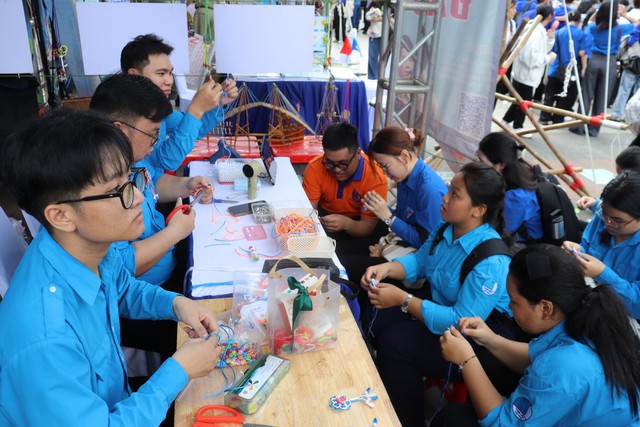Thanh niên Thành phố Hồ Chí Minh xác lập kỷ lục Việt Nam với màn đồng ca “Lên Đàng” của 3.070 người - Ảnh 4.