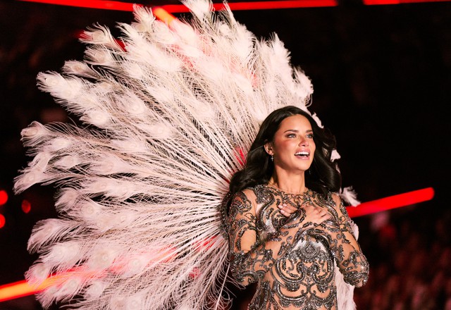Từ c&ocirc; g&aacute;i su&yacute;t th&agrave;nh nữ tu, Adriana Lima m&atilde;i l&agrave; biểu tượng vĩnh cửu của Victoria's Secret- Ảnh 1.