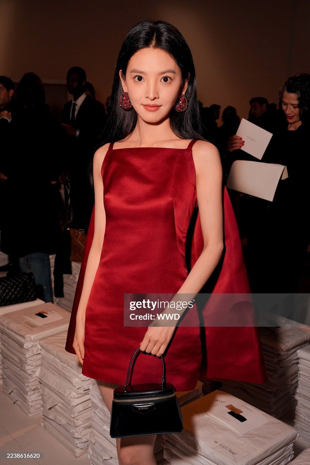 Chương Nhược Nam mặc sến đi fashion week, bù lại được 1 điểm- Ảnh 9.
