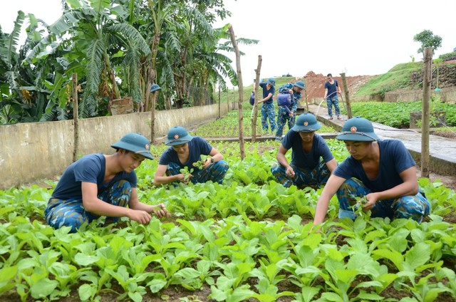 Trung đo&agrave;n ph&aacute;o ph&ograve;ng kh&ocirc;ng 224 với nhiều hoạt động thiết thực ch&agrave;o mừng ng&agrave;y truyền thống Qu&acirc;n chủng Ph&ograve;ng kh&ocirc;ng &ndash; Kh&ocirc;ng qu&acirc;n - Ảnh 5.